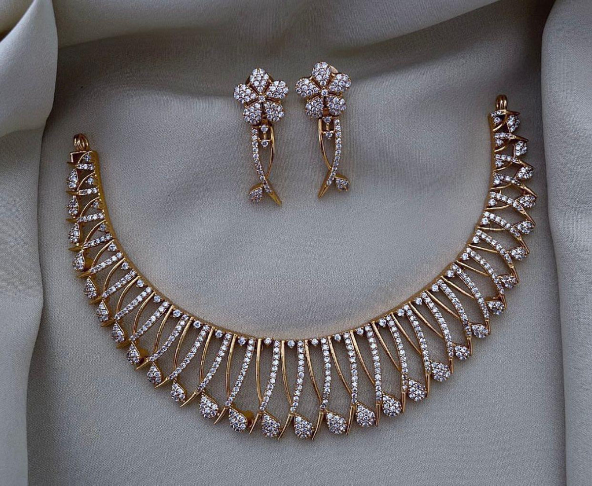 PREMIUM QUALITY CLASSY LOOK NECKLACE