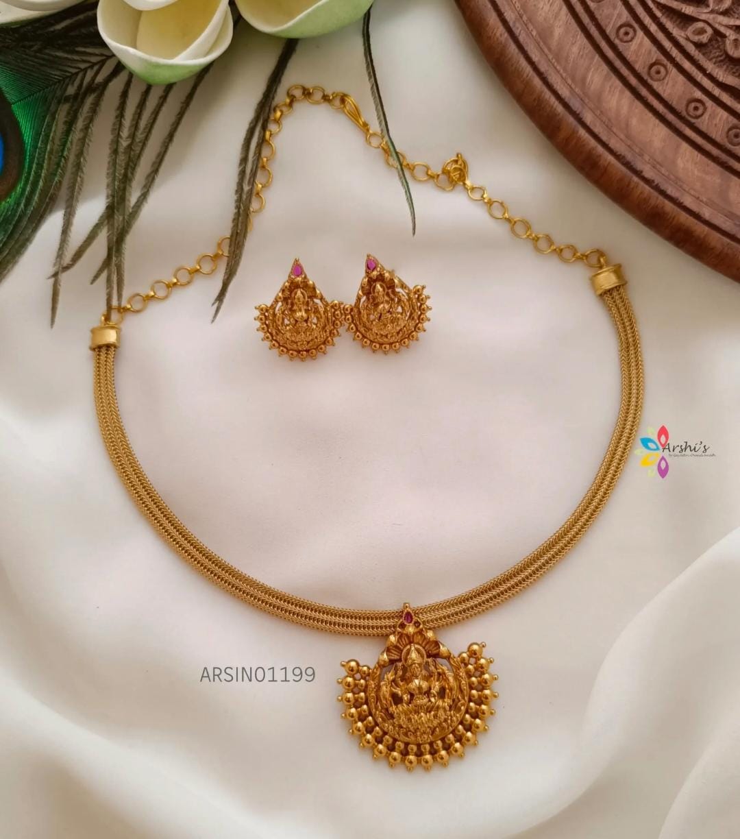 A TEMPLE ATTIGAI NECKLACE, A TRADITIONAL SOUTH INDIAN JEWELLERY PIECE WITH MATCHING EARRINGS CUM BEST QUALITY